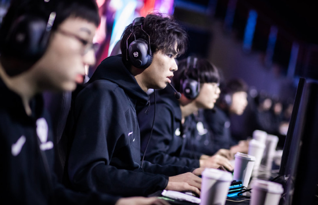 2025年英雄联盟全球总决赛赛程安排：小组赛和淘汰赛阶段参赛资格及电竞赛事详解